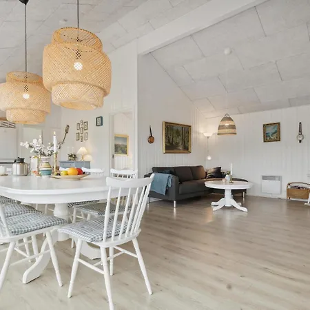 בית נופש 4 Bedroom Stunning In